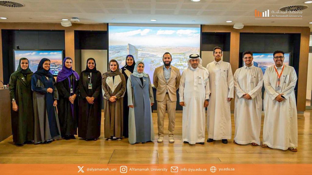 Students from Al Yamamah - Al Khobar visit “Ithra”